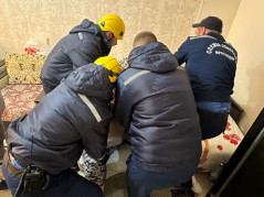 21.10.2025 спасатели-пожарные  Службы спасения  г. Краснодара оказывали помощь в переносе больной в автомобиль скорой медицинской помощи.